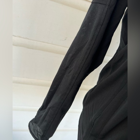 Under Armour Woman’s Black Lightweight Athletic Jacket with Pockets Size Medium - Picture 3 of 5